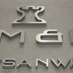 Detail von Logo aus Metall - Plexiglas Sandwich