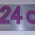 3D Hausnummern aus PVC Hartschaum auf Schildtafel