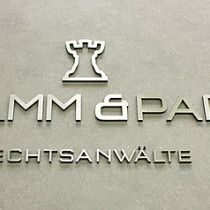 Plexiglas Text / Logo, Front mit Edelstahl